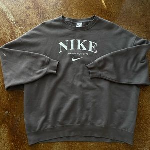 nike sportswear essentials oversized sweatshirt